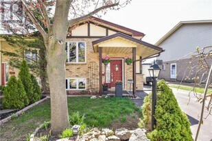 213 Scott Rd in Cambridge, ON - Building Photo