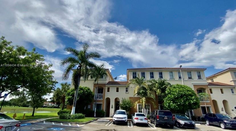 10242 NW 7th St in Miami, FL - Building Photo