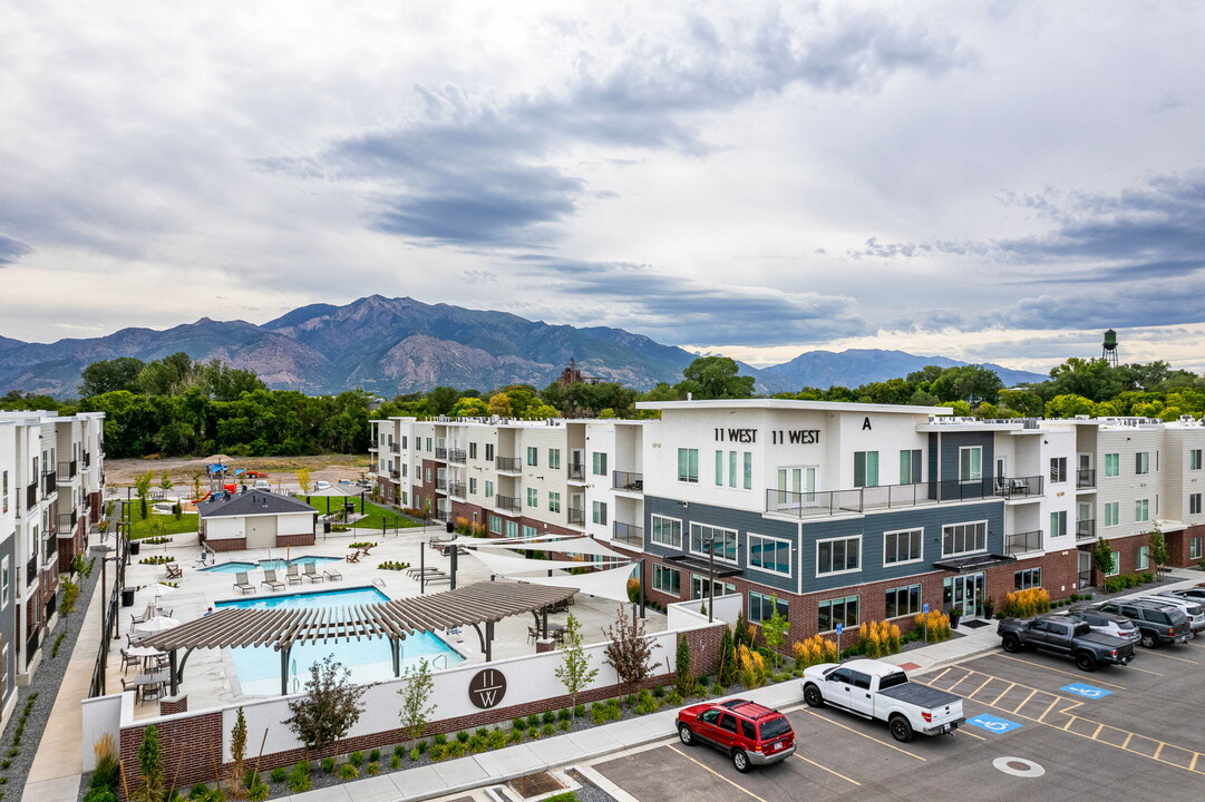 11 West Apartments & Townhomes in West Haven, UT - Foto de edificio