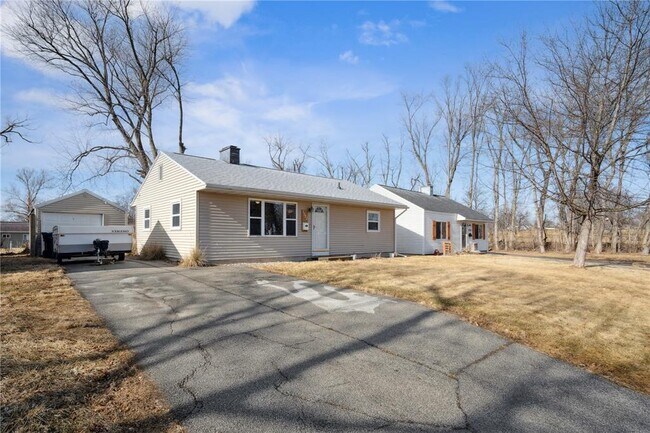 3752 Kencrest Dr NE in Cedar Rapids, IA - Building Photo - Building Photo
