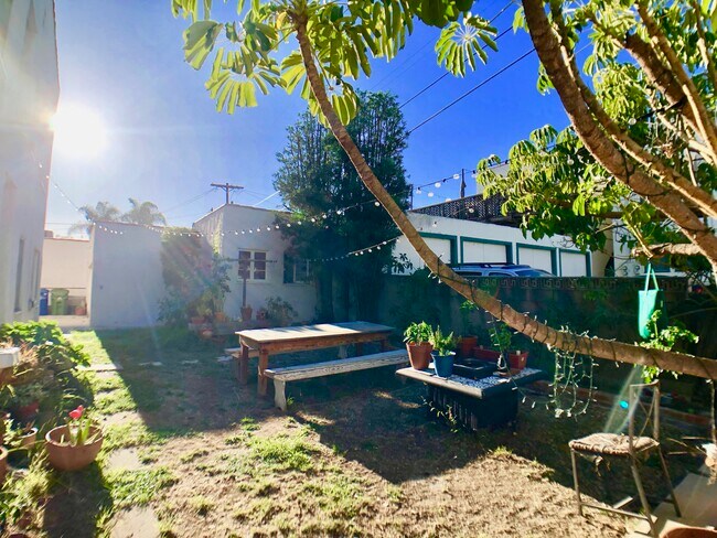 1352 W 10th St in San Pedro, CA - Foto de edificio - Building Photo