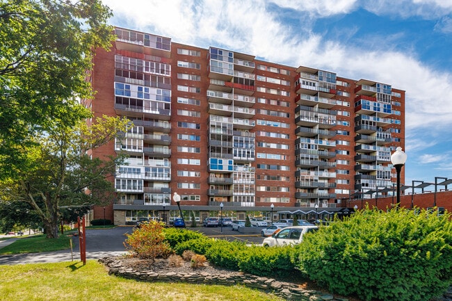 Regency Tower in Syracuse, NY - Foto de edificio - Building Photo
