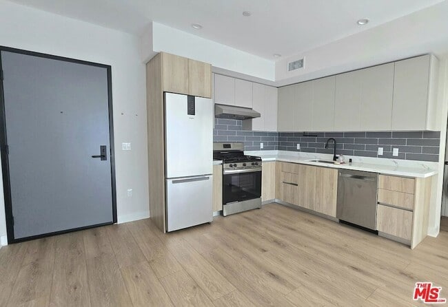 1530 S Hayworth Ave, Unit 203 in Los Angeles, CA - Foto de edificio - Building Photo