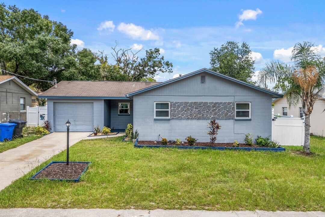 8313 Tupelo Dr in Tampa, FL - Building Photo