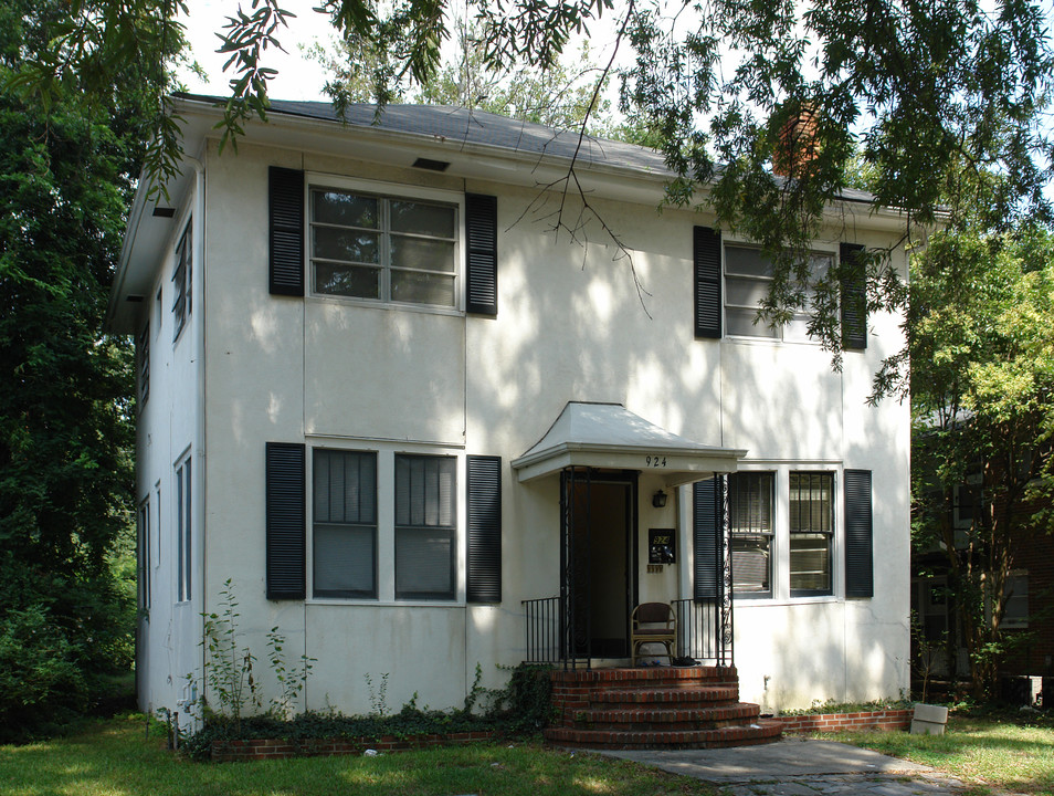 924 W Trinity Ave in Durham, NC - Building Photo