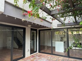 4708 SW 67th Ave, Unit L2 in Miami, FL - Building Photo