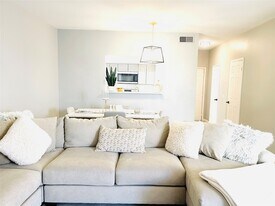 7284 Regency Square Ct in Houston, TX - Building Photo