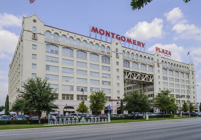 Montgomery Plaza in Fort Worth, TX - Building Photo - Building Photo