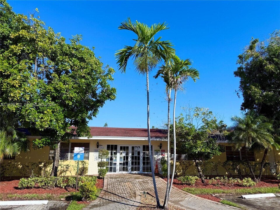 2820 NE 201st Terrace in Aventura, FL - Building Photo