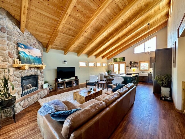 property at 966 Oak Ct