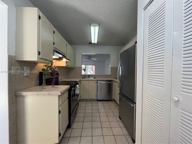 407 Palm Cir E in Pembroke Pines, FL - Building Photo - Building Photo