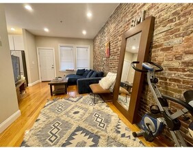 102 Chelsea St in Boston, MA - Building Photo - Building Photo