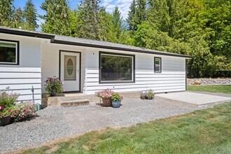 36088 Tree Farm Rd in Scio, OR - Building Photo - Building Photo