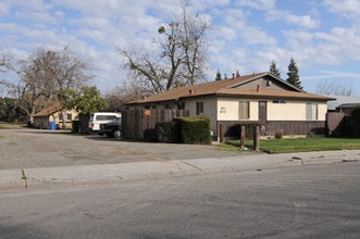 875 Vermont Ave in Turlock, CA - Foto de edificio - Building Photo