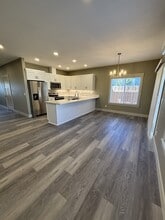 390 Seven Oaks Ln in Lebanon, OR - Building Photo - Building Photo