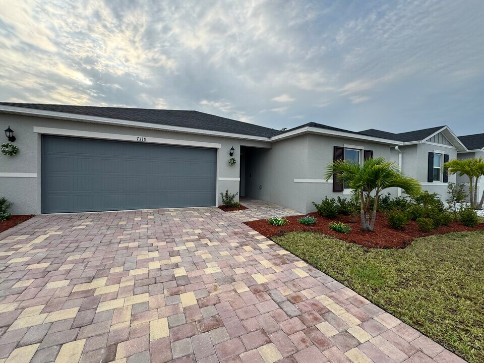 7319 34th Ct E in Sarasota, FL - Building Photo
