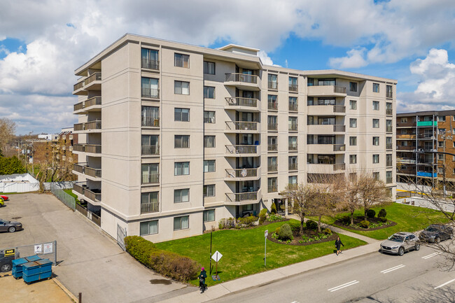 2905 De La Côte-Vertu Boul in Montréal, QC - Building Photo - Building Photo