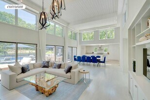 1705 Noyack Rd in Southampton, NY - Building Photo