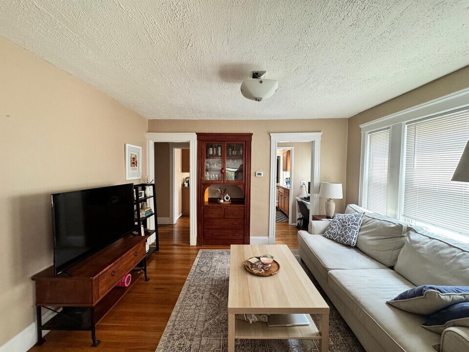 44 Clarendon Ave, Unit 2 in Somerville, MA - Building Photo