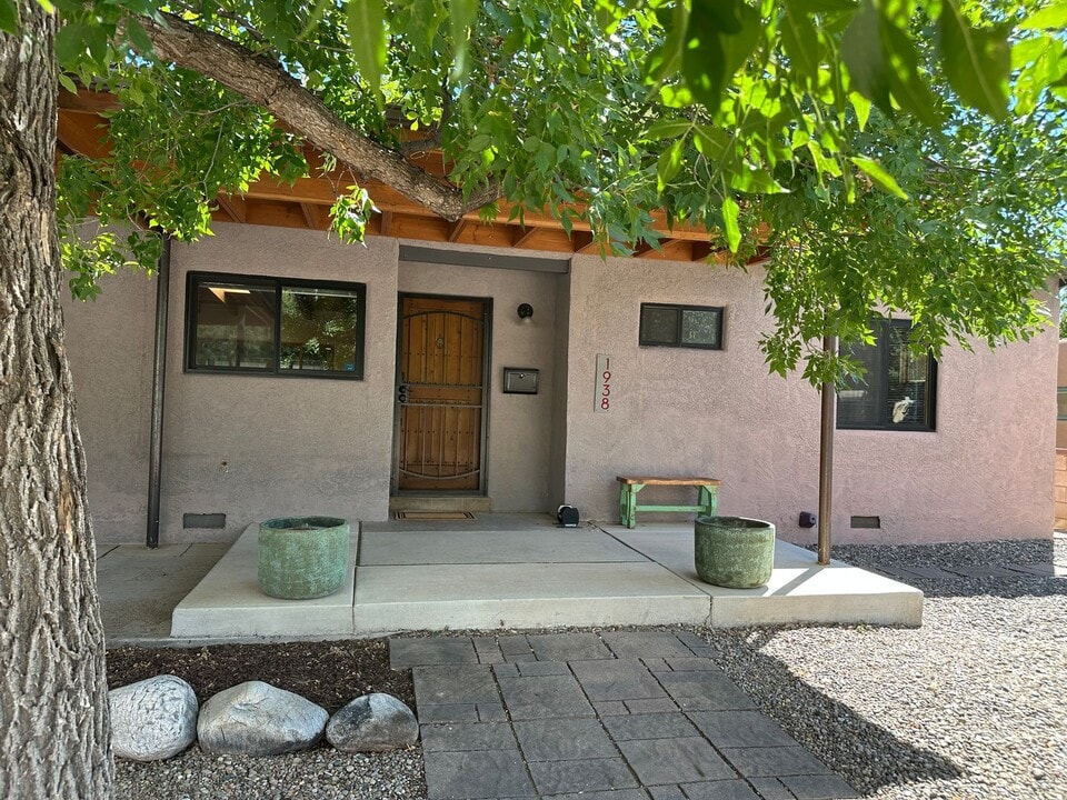 1938 San Ildefonso Rd in Santa Fe, NM - Building Photo