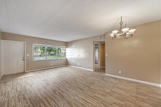 10190 Twin Lakes Dr in Coral Springs, FL - Building Photo - Building Photo