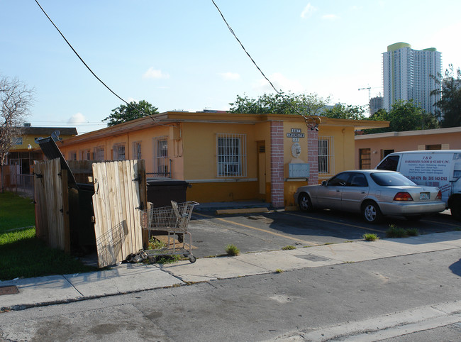 Daky Apartments in Miami, FL - Building Photo - Building Photo