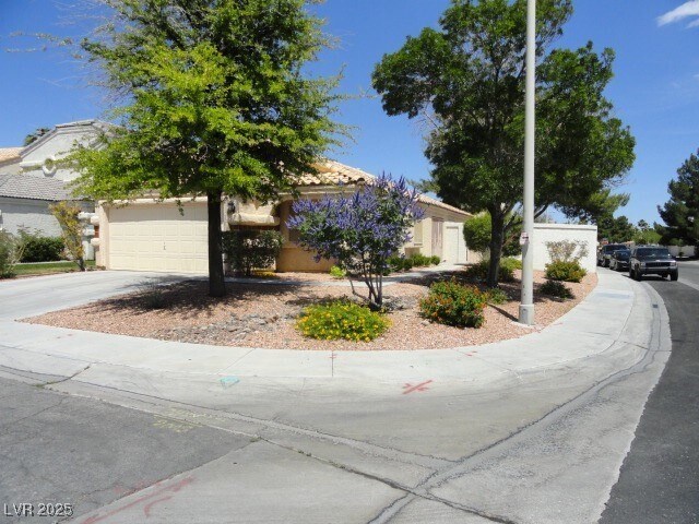 2050 Club Crest Way in Henderson, NV - Building Photo