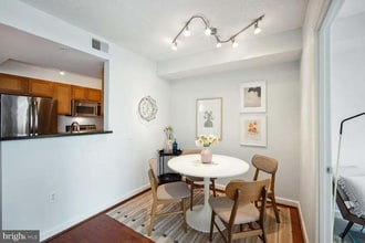 880 N Pollard St, Unit 723 in Arlington, VA - Foto de edificio - Building Photo