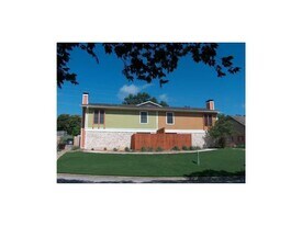 7206 Creekside Dr in Austin, TX - Building Photo