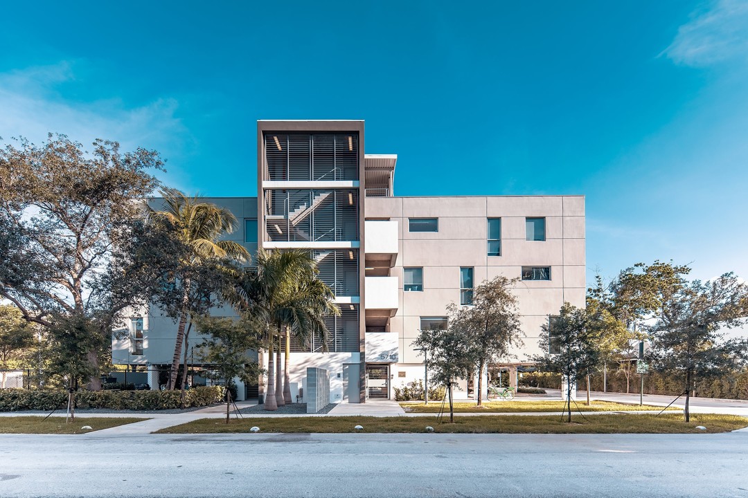 House 57 in South Miami, FL - Foto de edificio