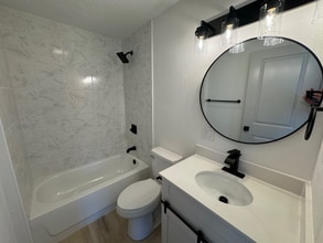 210 H Pickens Rd in Onalaska, TX - Building Photo - Building Photo