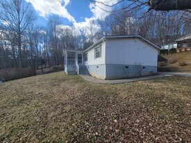 427 4th St in Waynesville, NC - Building Photo