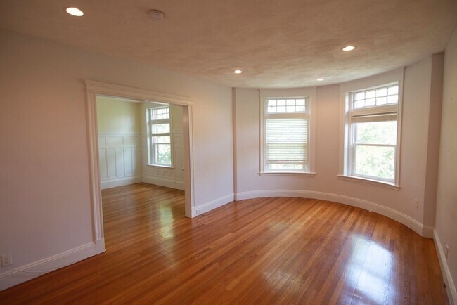 1891 Beacon St, Unit 3 in Brookline, MA - Building Photo - Building Photo