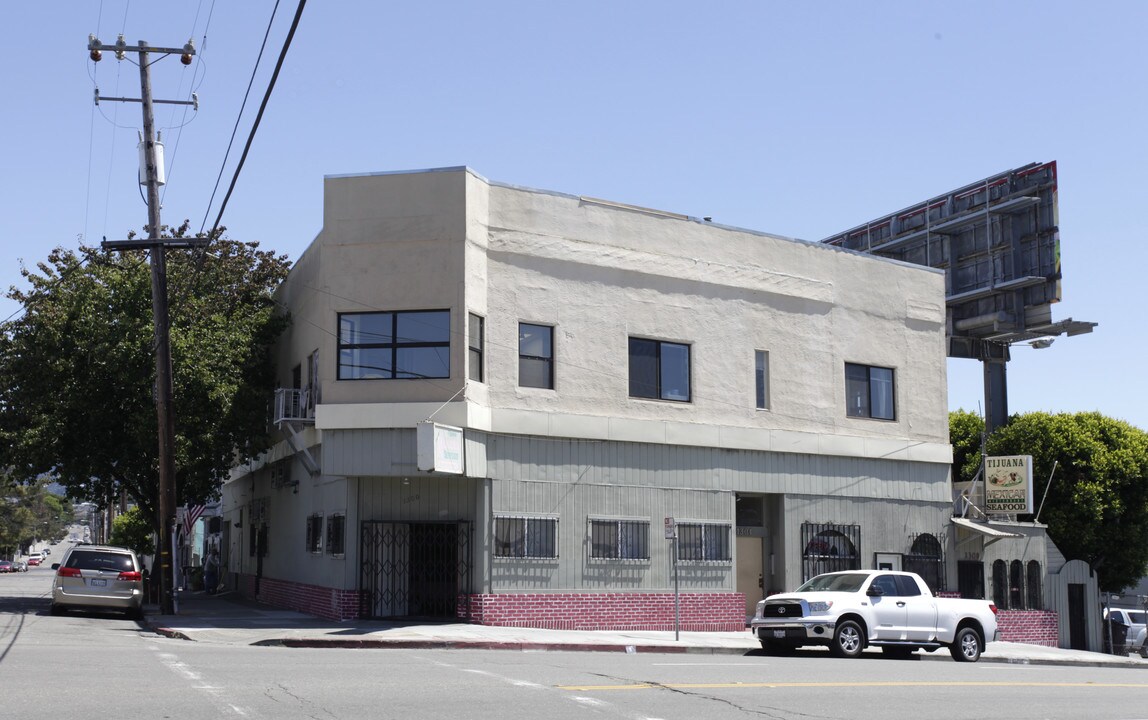 1300 International Blvd in Oakland, CA - Foto de edificio