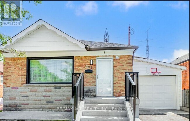 101 Flora Dr in Toronto, ON - Building Photo - Building Photo