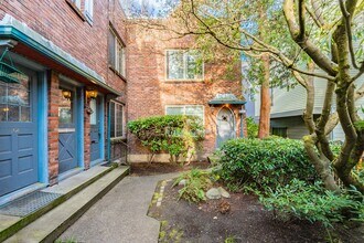 Lansdowne Manor in Seattle, WA - Building Photo - Building Photo