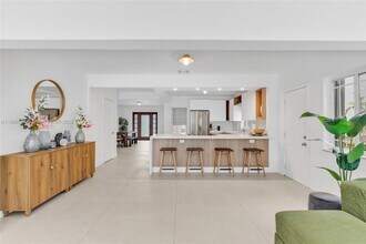 141 SW 23rd Rd in Miami, FL - Foto de edificio - Building Photo