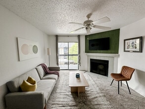 1030 1/2 Clayton Ln in Austin, TX - Foto de edificio - Building Photo