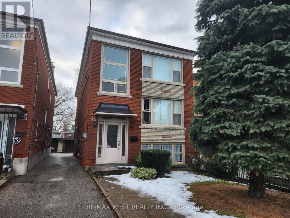 45-45 Clovelly Ave in Toronto, ON - Building Photo