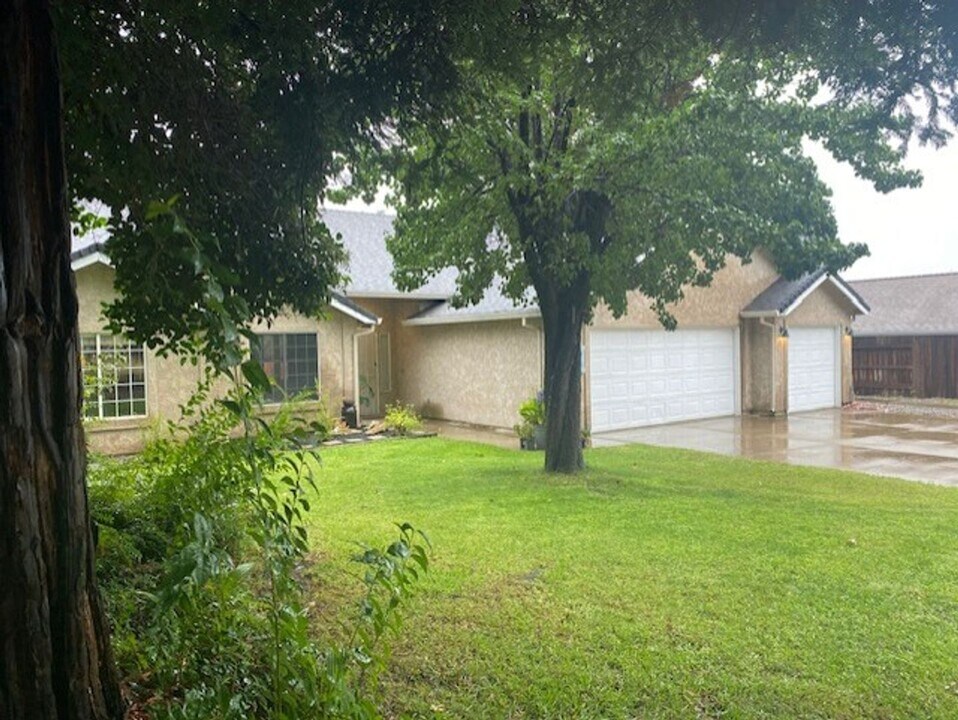 3100 Dartford Dr in Shasta Lake, CA - Building Photo