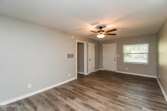 5742 Norde Dr W in Jacksonville, FL - Building Photo - Building Photo