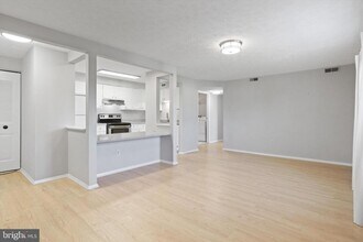 8385 Brockham Dr in Alexandria, VA - Foto de edificio - Building Photo