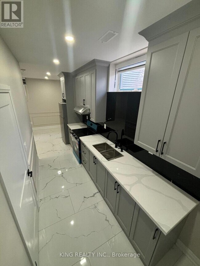 3311 Dwiggin Ave in Mississauga, ON - Building Photo - Building Photo