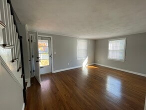 34 Monroe St in North Haven, CT - Building Photo - Building Photo