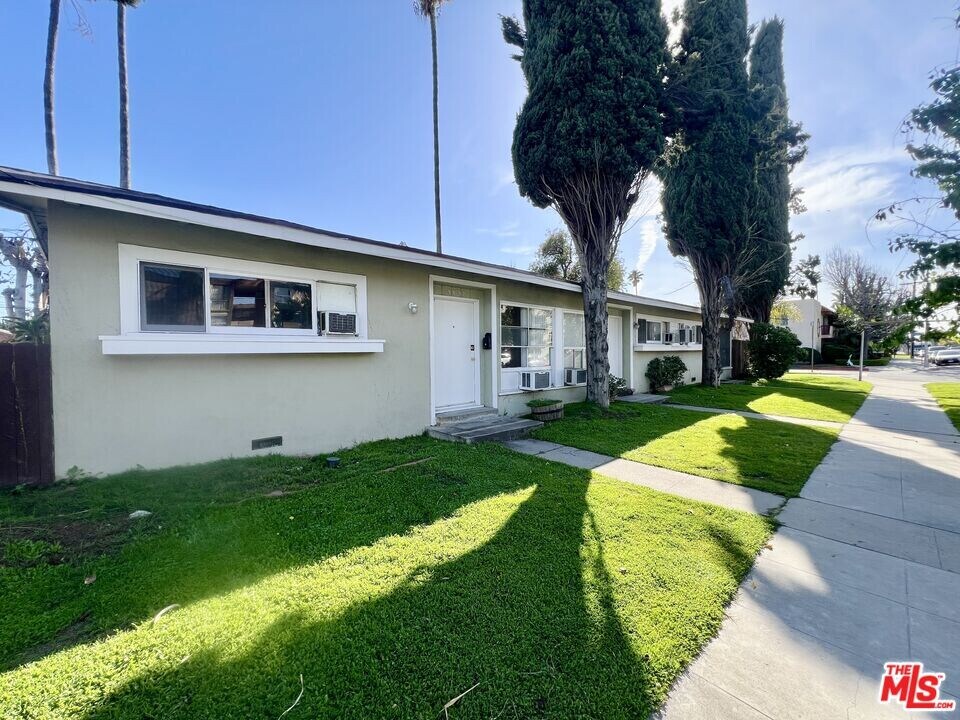 5558 Colbath Ave in Los Angeles, CA - Building Photo