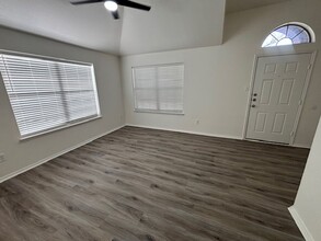 8135 Tierra Del Sol Rd in Arlington, TX - Foto de edificio - Building Photo