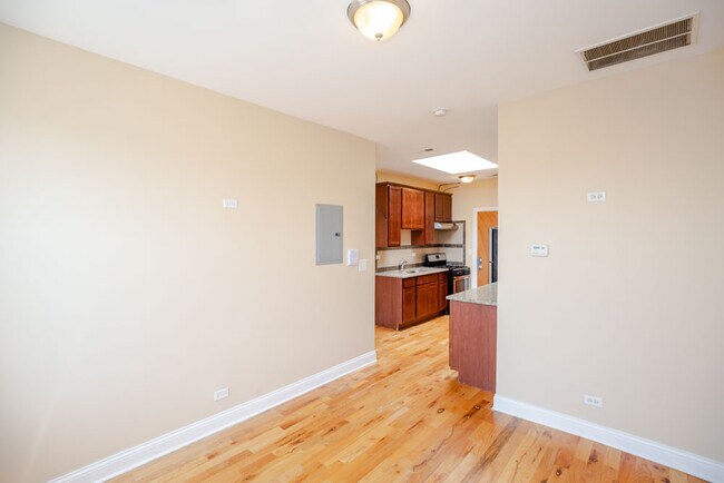 5556 W Belmont Ave-Unit -5556-2 in Chicago, IL - Building Photo - Building Photo