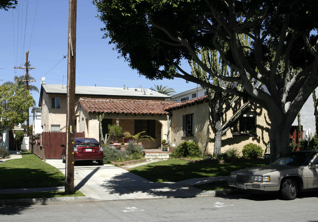 2211 Oak St in Santa Monica, CA - Building Photo