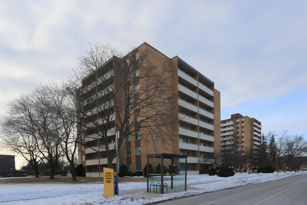 Margaret Apartment in Kitchener, ON - Building Photo