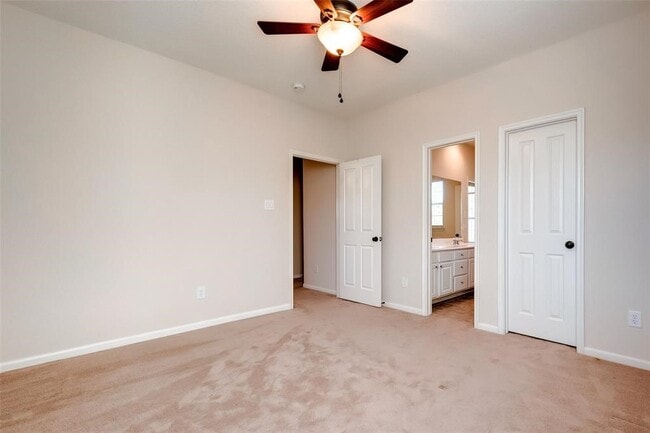 property at 34 N Longsford Cir